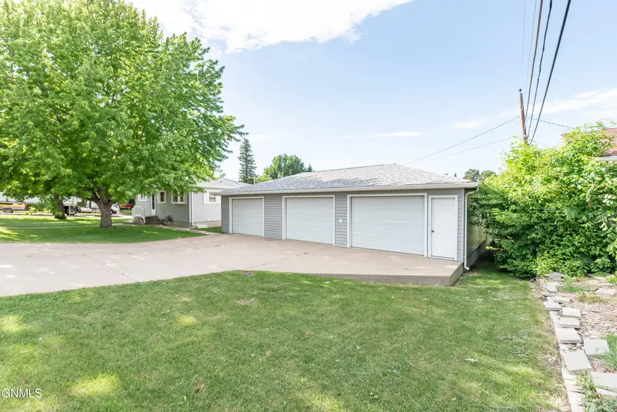 1400 6th Avenue Nw, Mandan, ND 58554 - #2