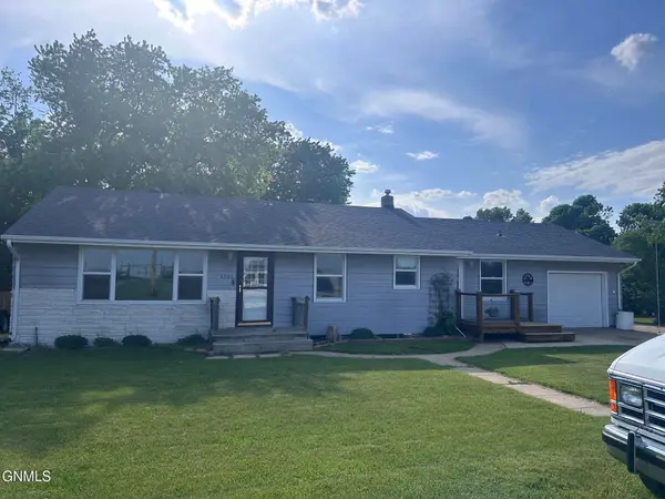 2020 4th Avenue Sw, Jamestown, ND 58401