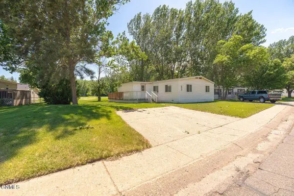 405 Yorkshire Lane, Bismarck, ND 58504