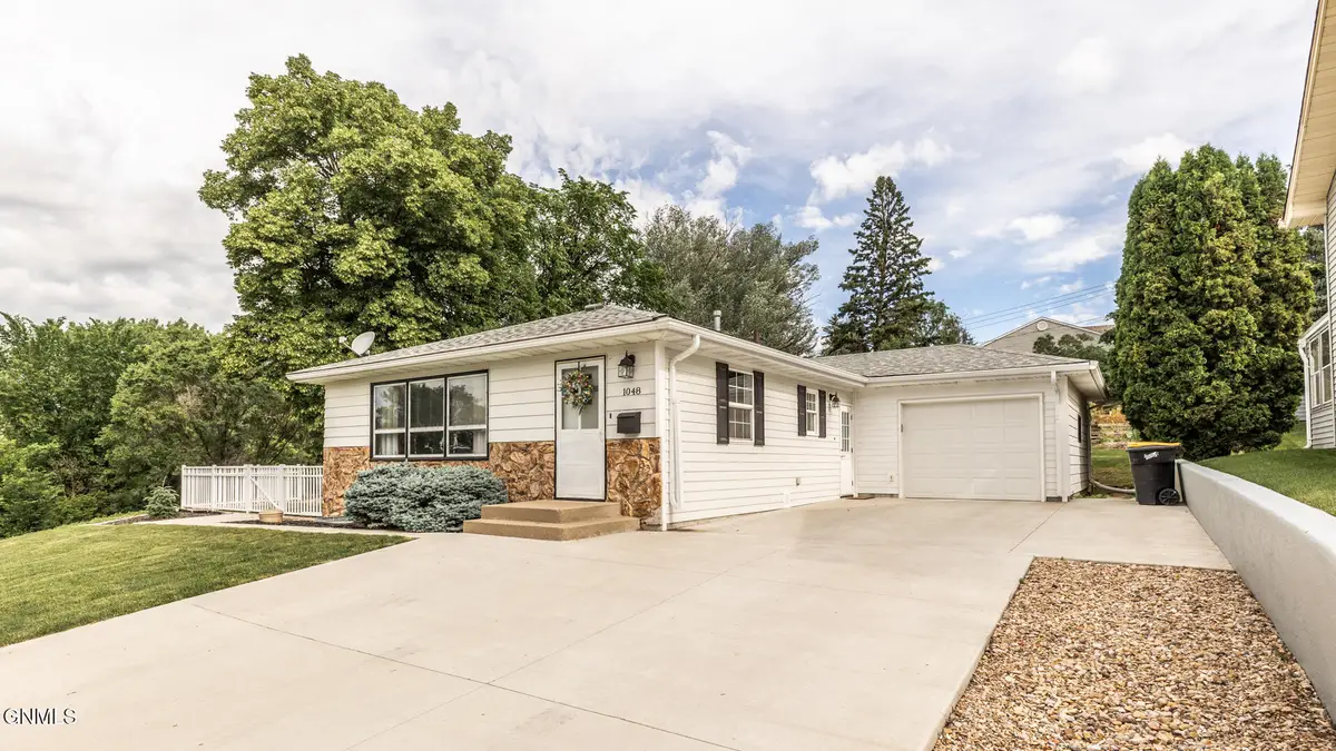 1048 Avenue B W, Bismarck, ND 58501 - #1