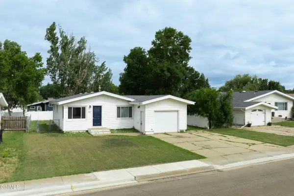 843 Dell Avenue, Dickinson, ND 58601