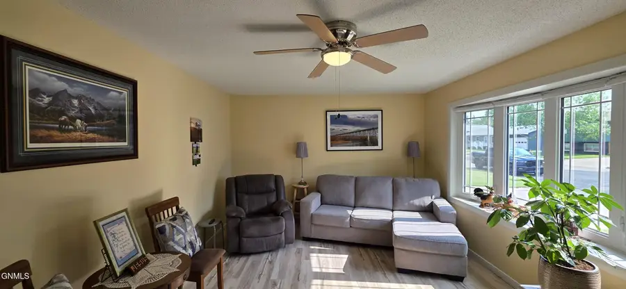 923 7th Avenue Nw, Valley City, ND 58072 - #3