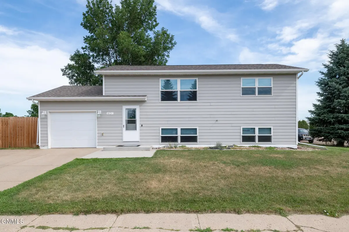 601 Ash Avenue W, Glen Ullin, ND 58631 - #1