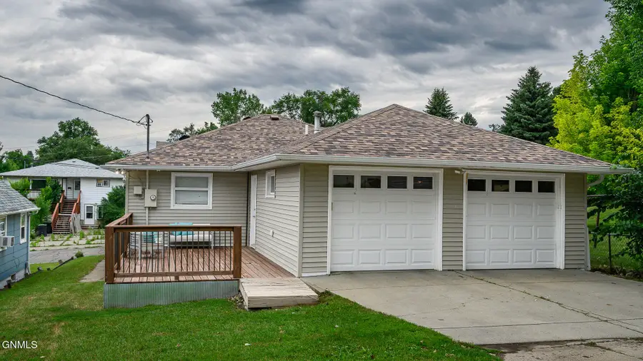 906 5th Avenue Nw, Mandan, ND 58554 - #3