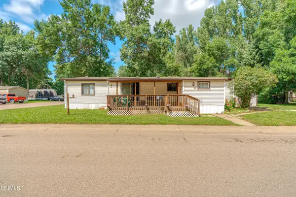 500 Stratford Drive, Bismarck, ND 58504