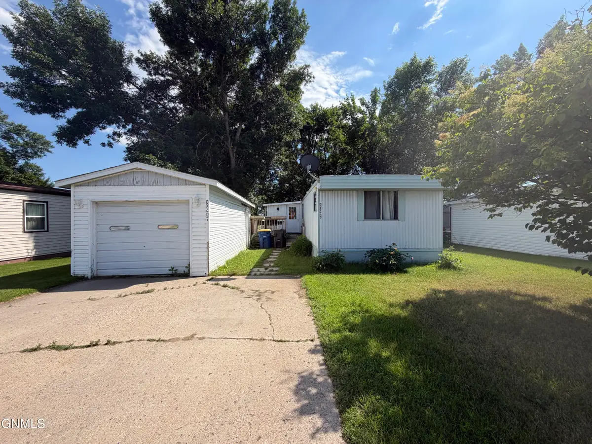 929 Western Park, Jamestown, ND 58401 - #1