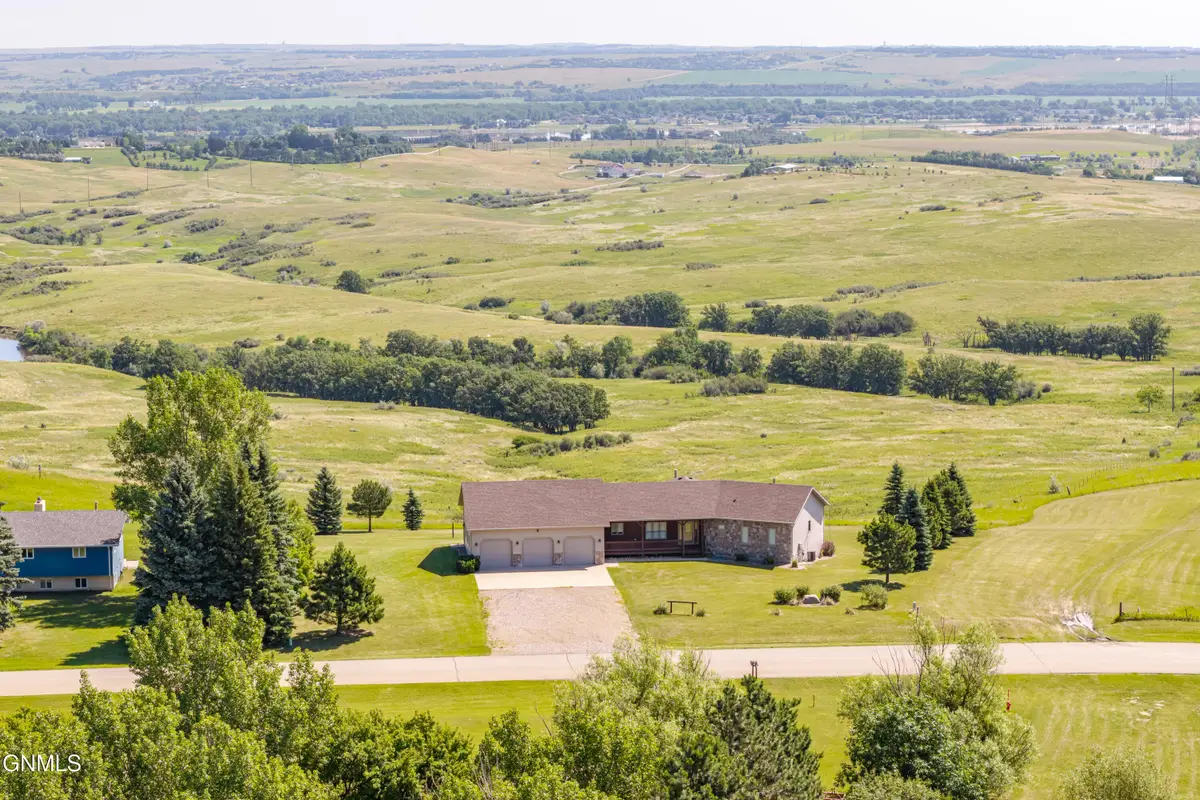 4400 Highland Road Nw, Mandan, ND 58554 - #1