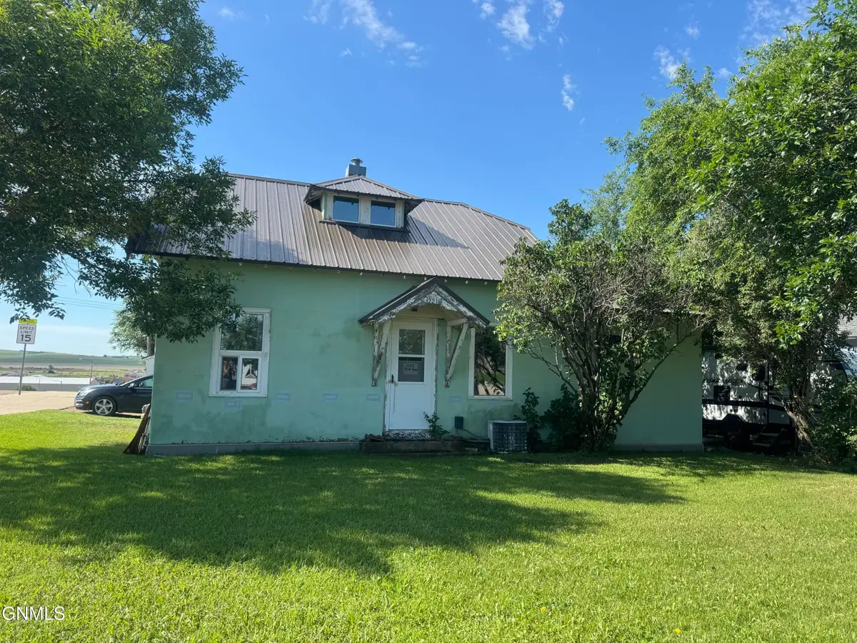 221 Park Avenue E, Watford City, ND 58854 - #1