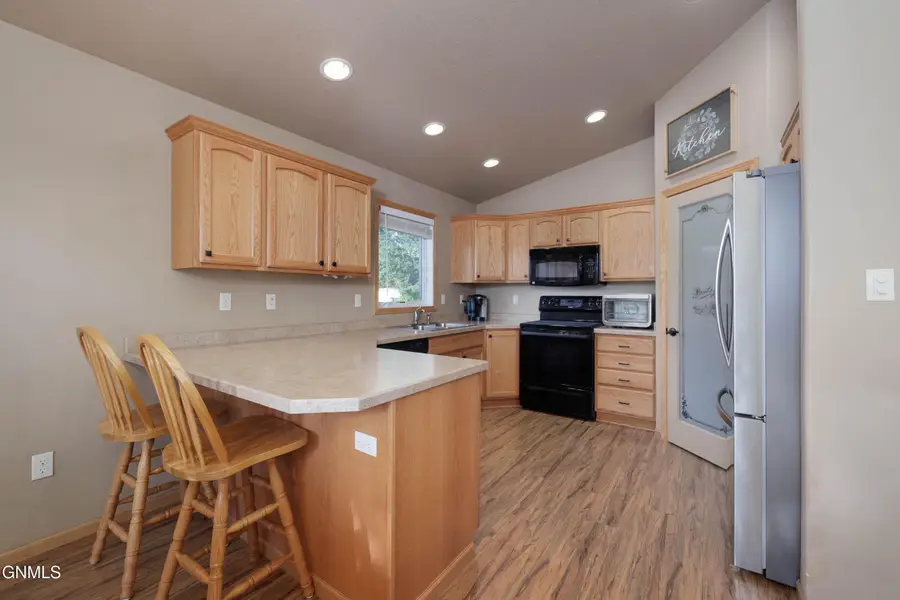 640 4th Avenue Se, Dickinson, ND 58601 - #3
