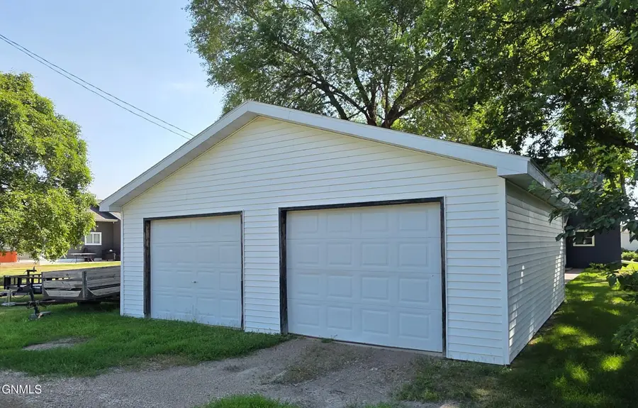 416 Franklin Avenue, Larimore, ND 58251 - #3