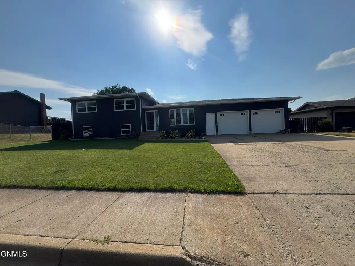 648 5th Avenue Sw, Dickinson, ND 58601 - #1