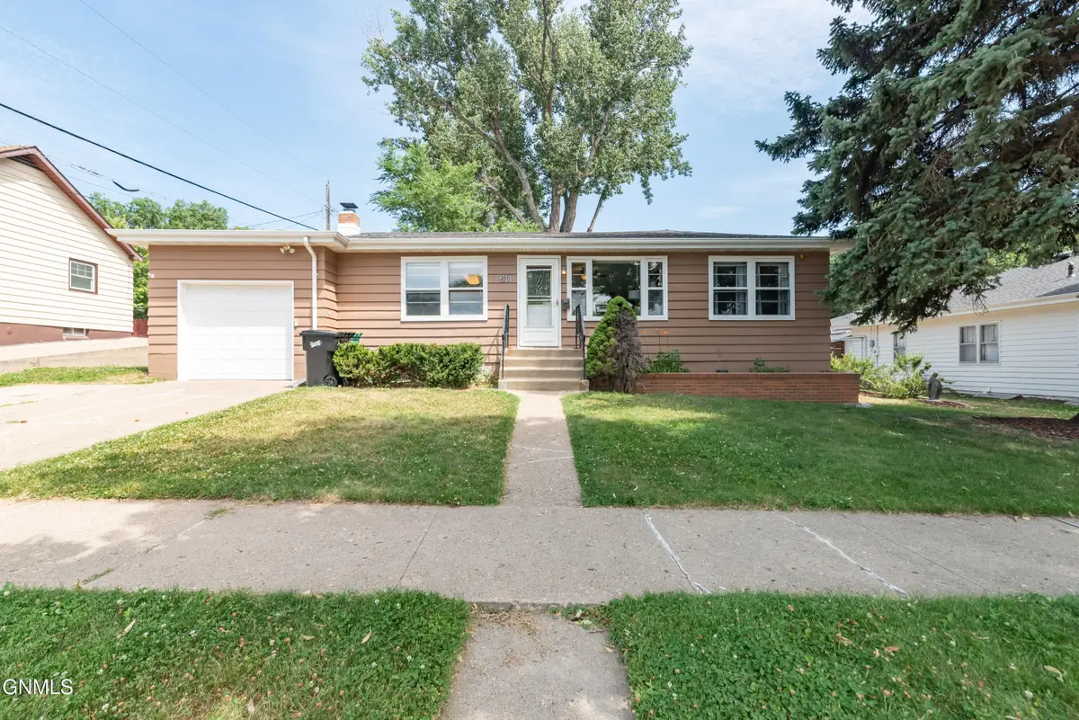 611 Anderson Street, Bismarck, ND 58501 - #1