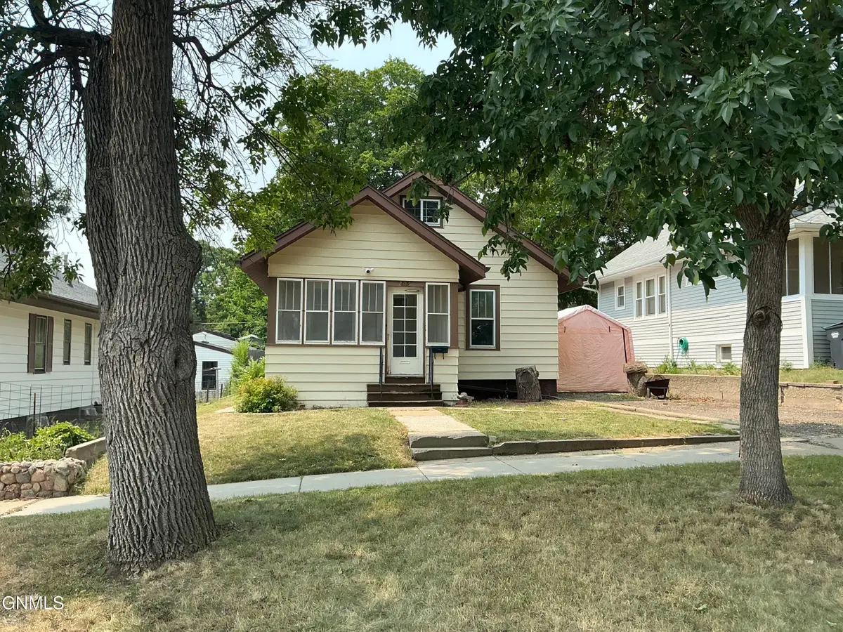 205 11th Avenue Nw, Mandan, ND 58554 - #1