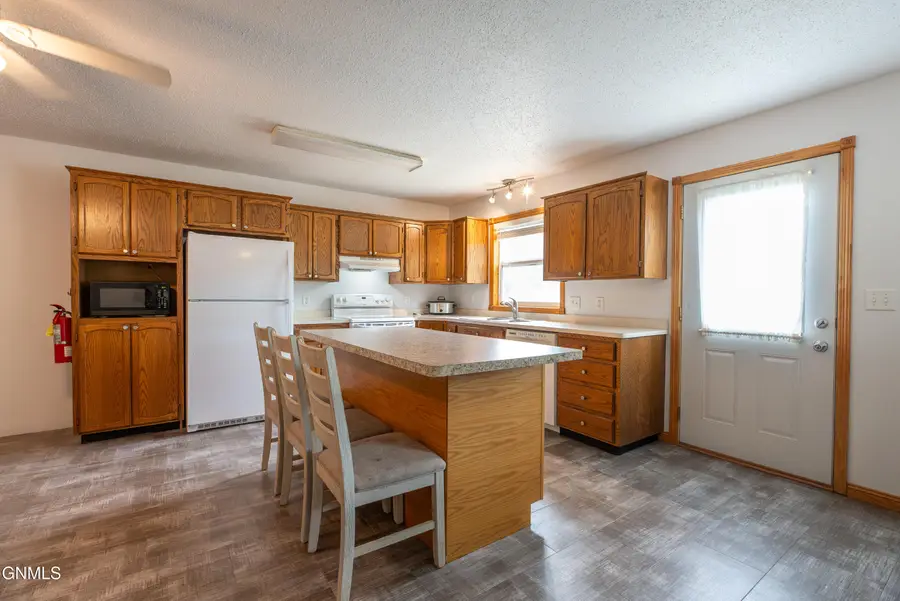 856 Cherry Avenue, Dickinson, ND 58601 - #3