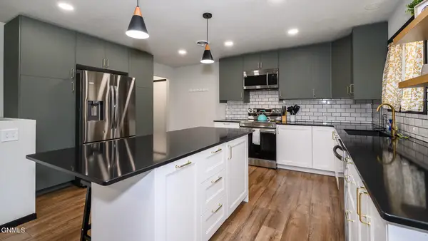 1322 Ridgeview Lane Ne, Bismarck, ND 58501