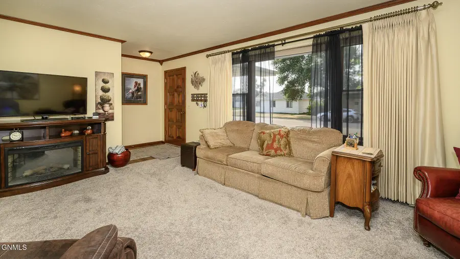 402 Roosevelt Avenue, Underwood, ND 58576 - #2