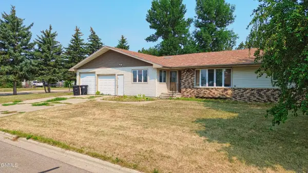 24 6th Avenue W, Ray, ND 58849