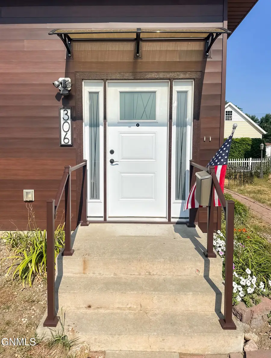 306 1st Avenue Ne, Mandan, ND 58554 - #3