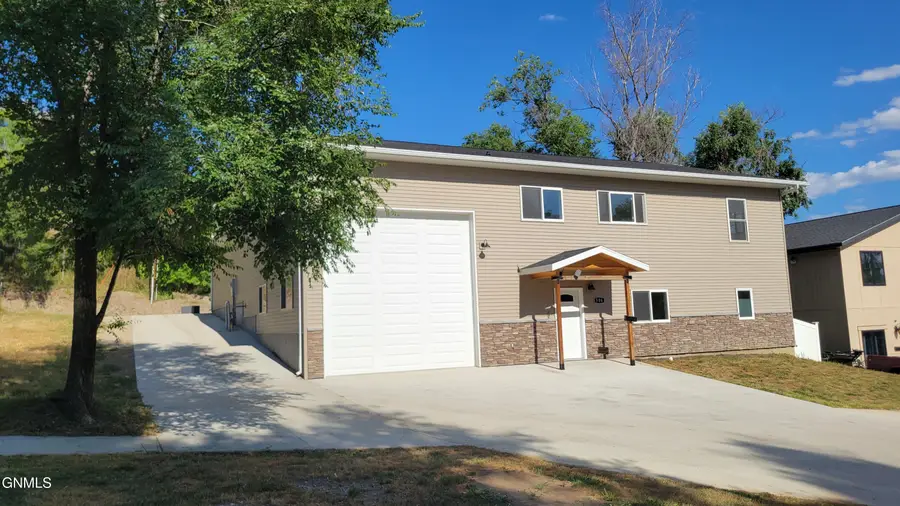 506 4th Avenue Ne, Mandan, ND 58554 - #2