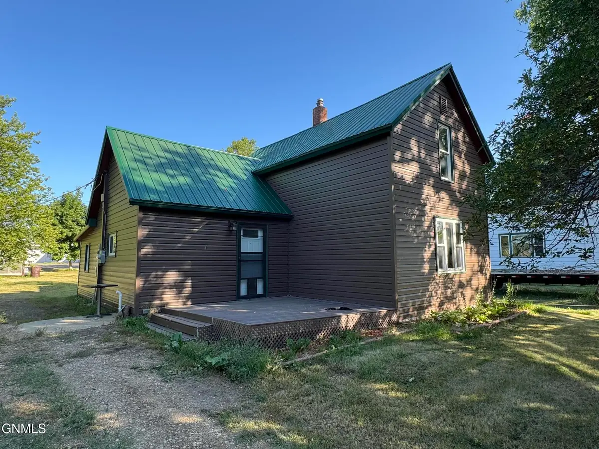 208 Roosevelt Avenue Ne, Bowbells, ND 58721 - #1