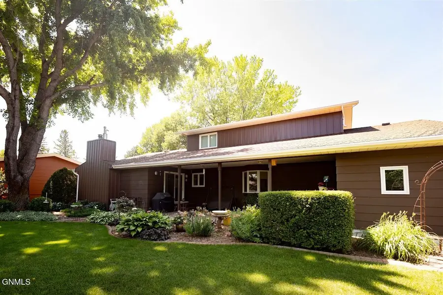 1140 11th Avenue W, Dickinson, ND 58601 - #2