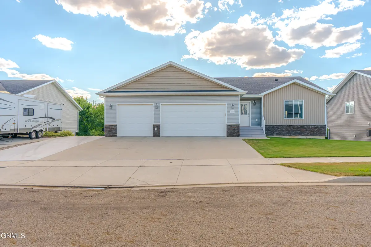 2013 Macedonia Avenue Se, Mandan, ND 58554 - #1