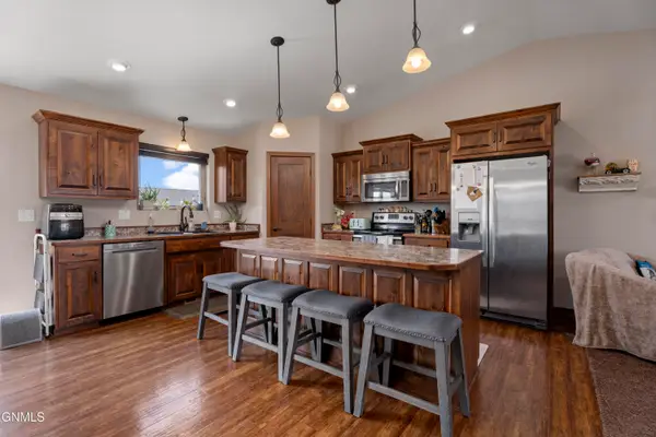6025 Reily Road, Lincoln, ND 58504
