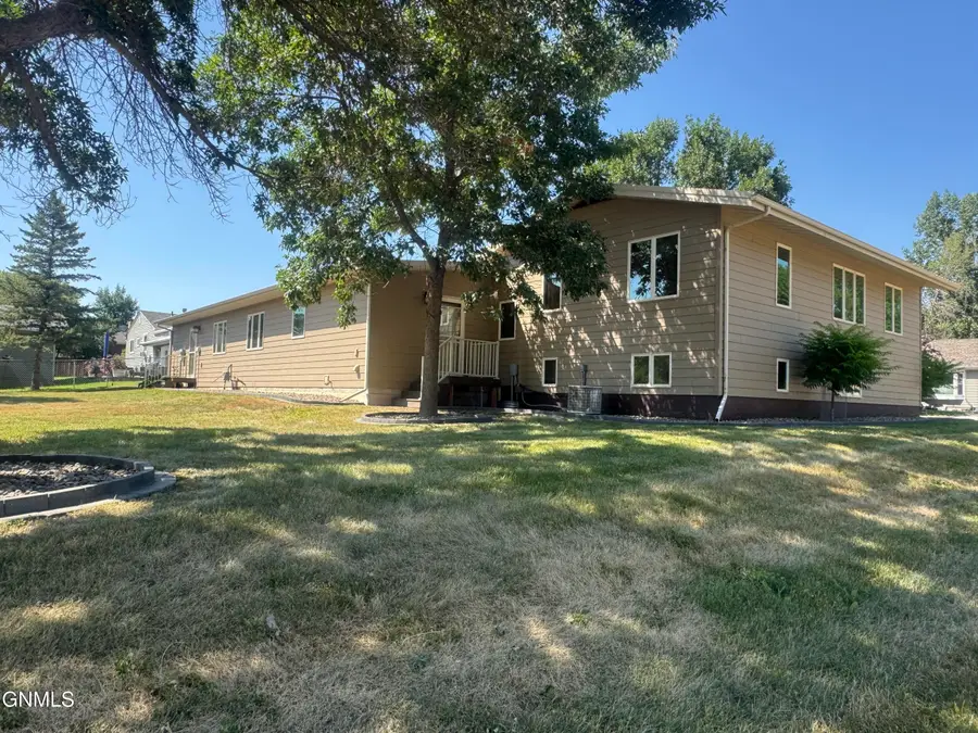520 4th Street Ne, Watford City, ND 58854 - #3