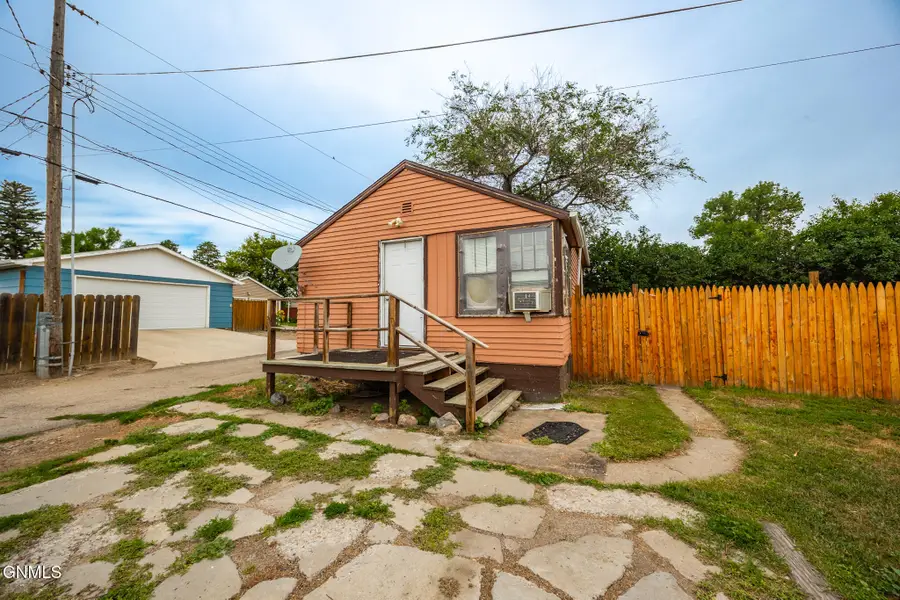 705 6th Avenue W, Williston, ND 58801 - #2