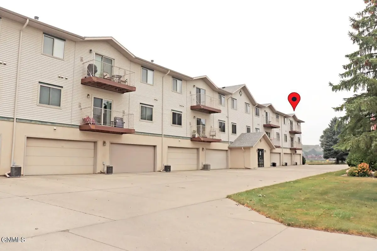 131 3rd Avenue Se #302, Mandan, ND 58554 - #1