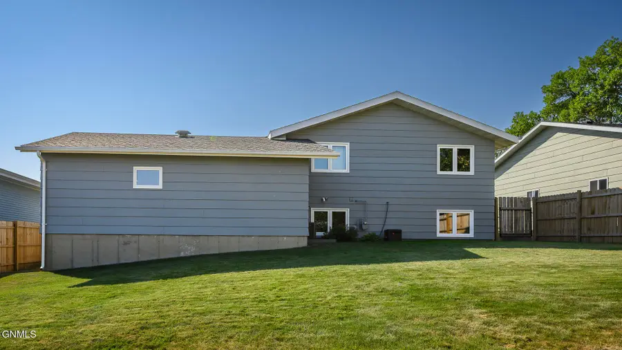 1717 9th Avenue Se, Mandan, ND 58554 - #2