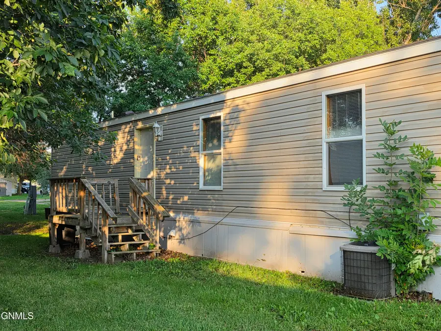 915 6th Avenue Nw, Williston, ND 58801 - #2