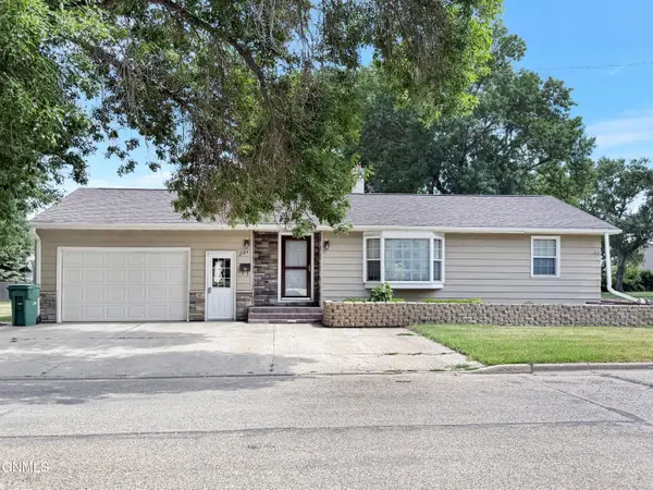 286 5th Avenue S, Carrington, ND 58421