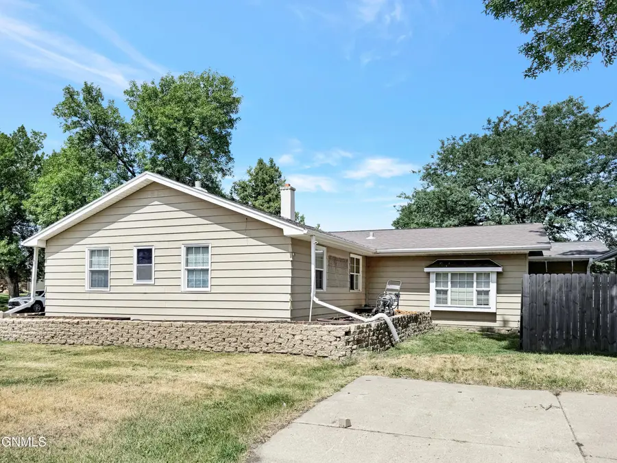 286 5th Avenue S, Carrington, ND 58421 - #2