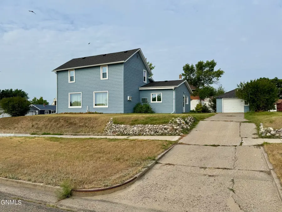 308 6th Street Nw, Valley City, ND 58072 - #2