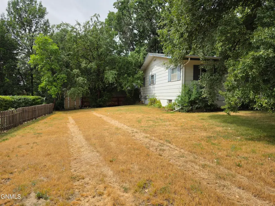 1077 4th Avenue E, Dickinson, ND 58601 - #3