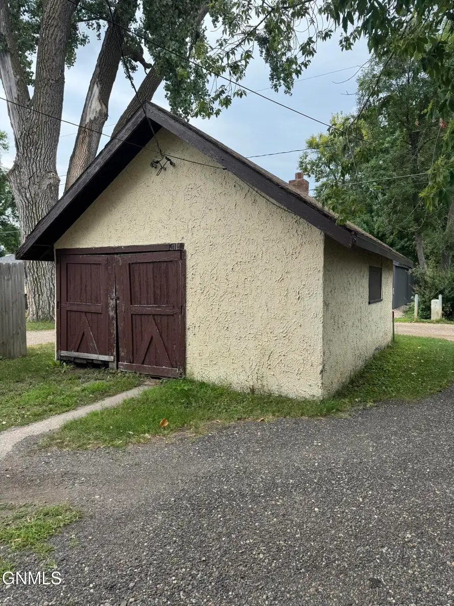 1007 5th Avenue Ne, Jamestown, ND 58401 - #3
