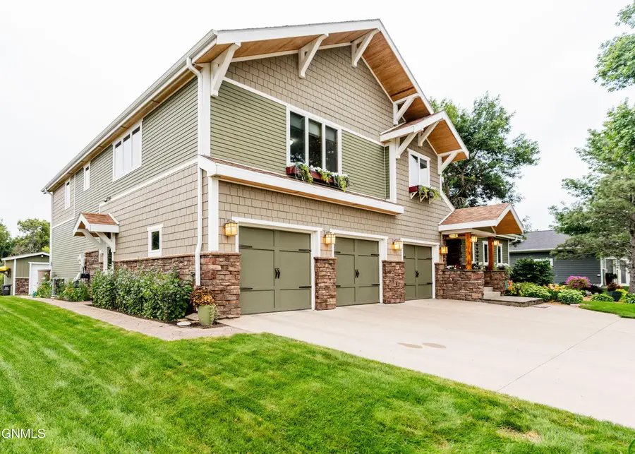 1605 9th Avenue Se, Jamestown, ND 58401 - #2