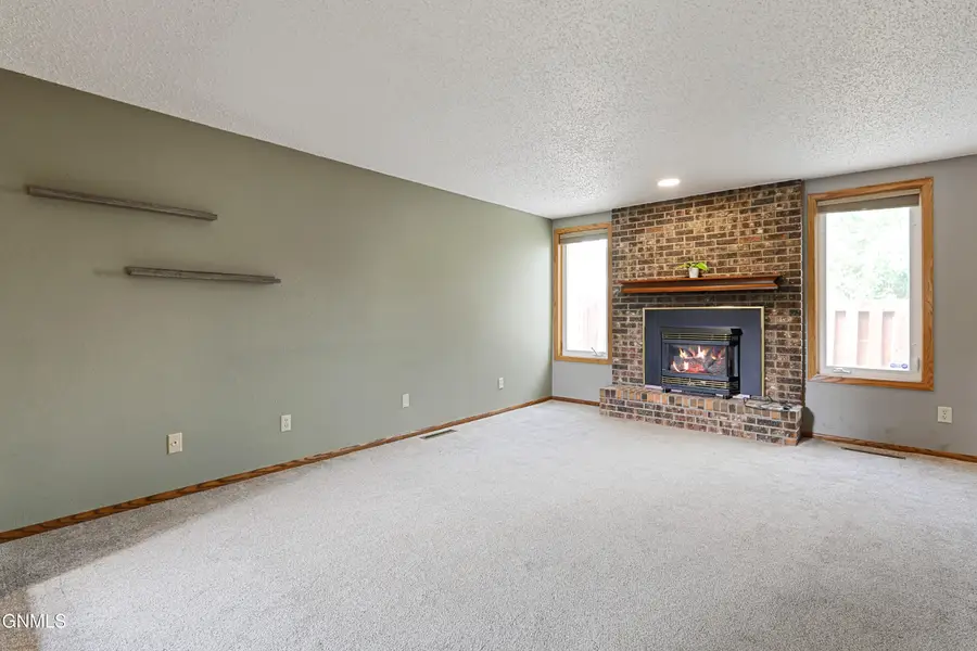 611 11th Street E, Williston, ND 58801 - #3