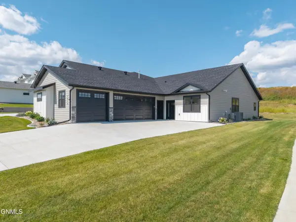 1914 Prairie Hawk Drive, Bismarck, ND 58503