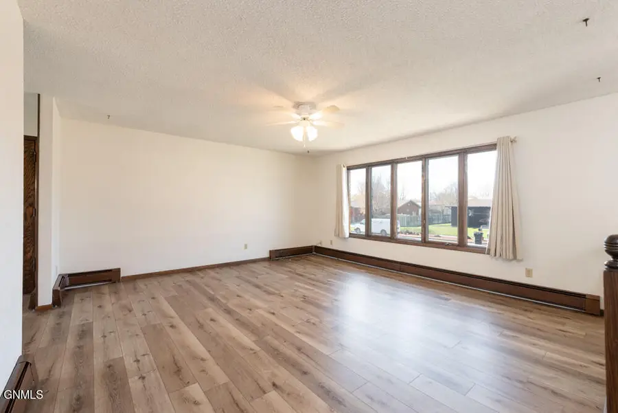 224 W Reno Avenue W, Bismarck, ND 58504 - #3