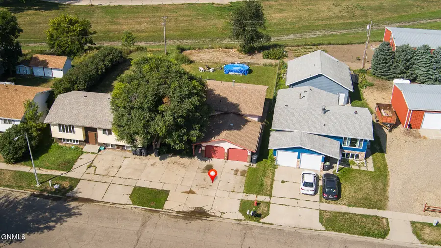 709 3rd Avenue Se, Mandan, ND 58554 - #2