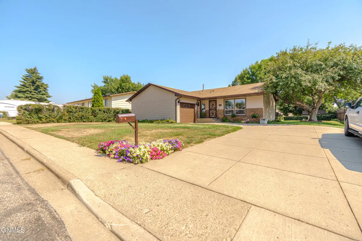 806 Johns Drive Ne, Mandan, ND 58554 - #1