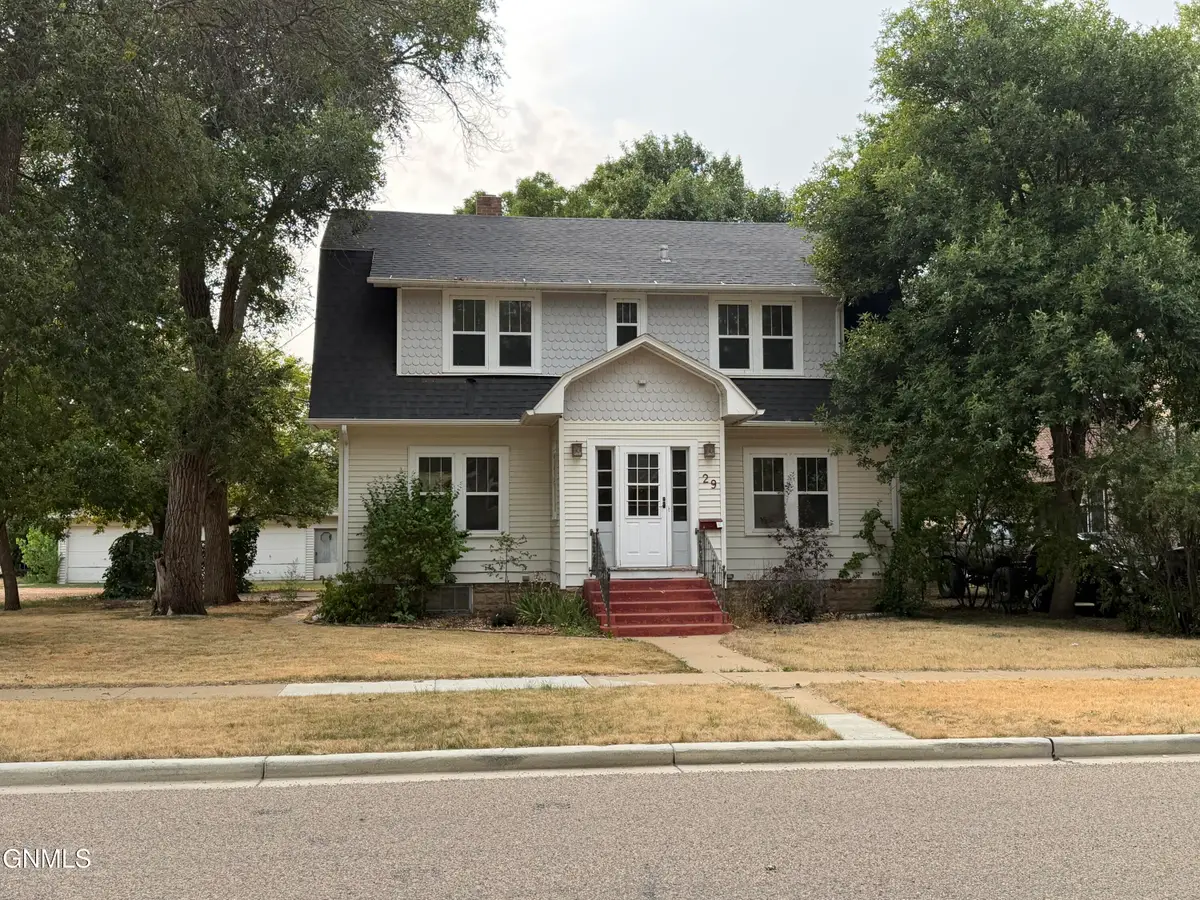 29 7th Avenue W, Dickinson, ND 58601 - #1
