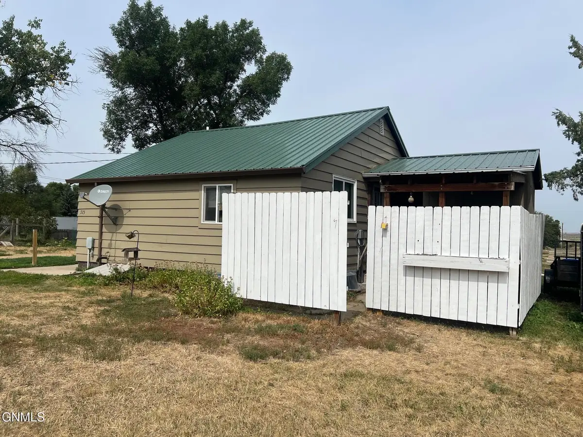325 6th Street Ne, Watford City, ND 58854 - #1