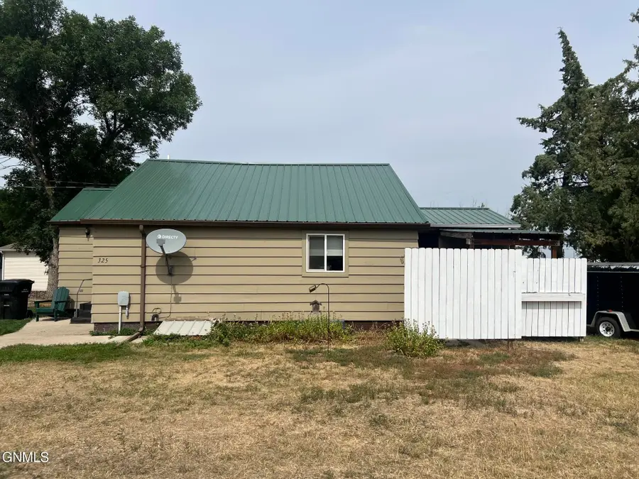325 6th Street Ne, Watford City, ND 58854 - #2