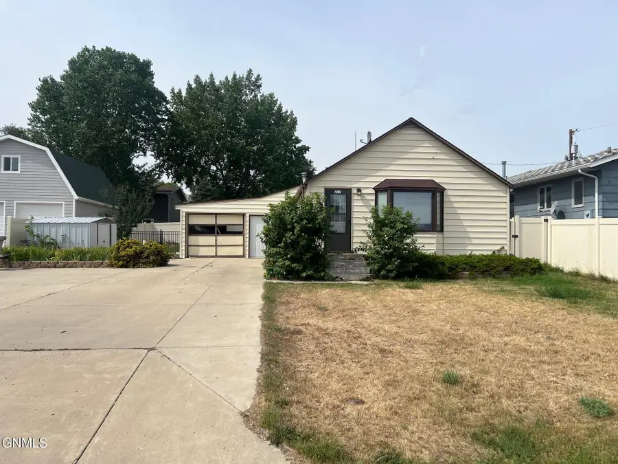417 2nd Street Nw, Watford City, ND 58854 - #2