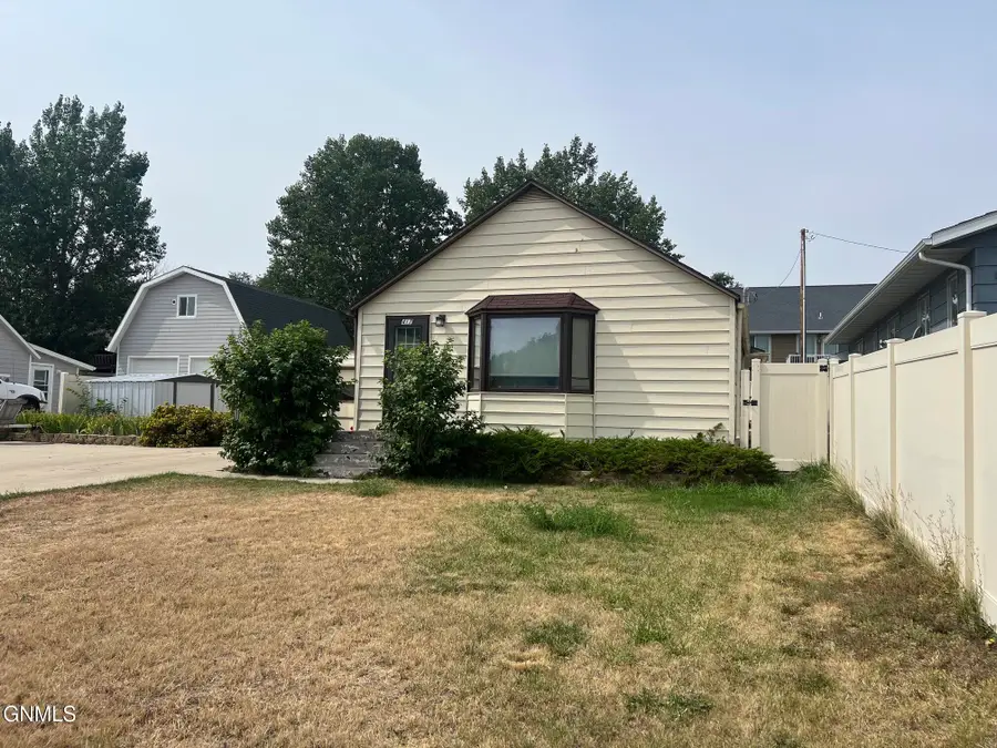 417 2nd Street Nw, Watford City, ND 58854 - #3