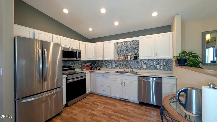 2204 10th Avenue Se, Mandan, ND 58554 - #3