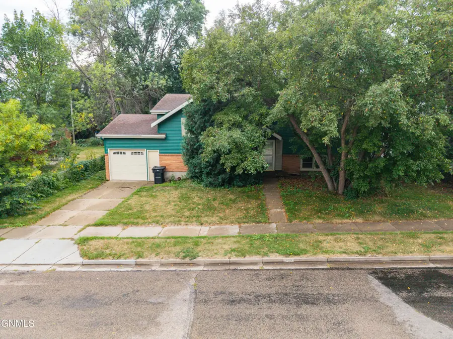 909 Owens Avenue, Bismarck, ND 58501 - #3